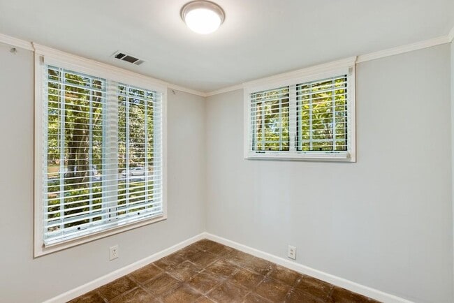 Building Photo - 1243 Spring Valley Ln NE