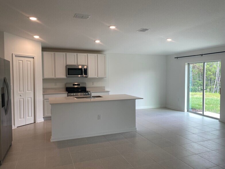 Building Photo - 2316 Green Valley St