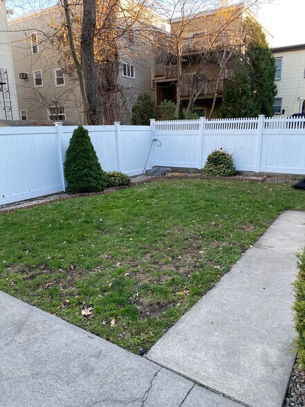 Building Photo - 90 6th St