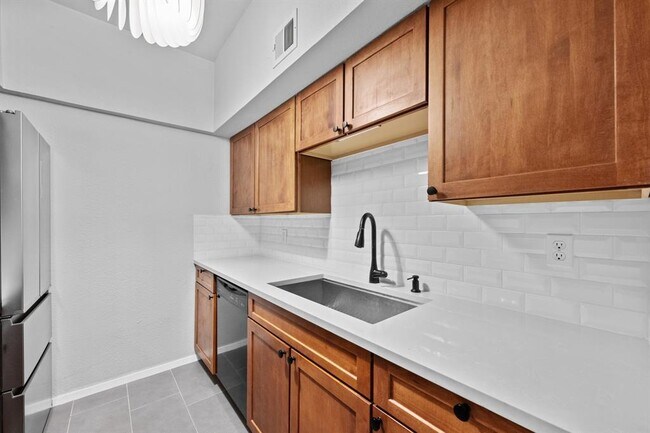 Building Photo - 1217 1/2 W 39th St