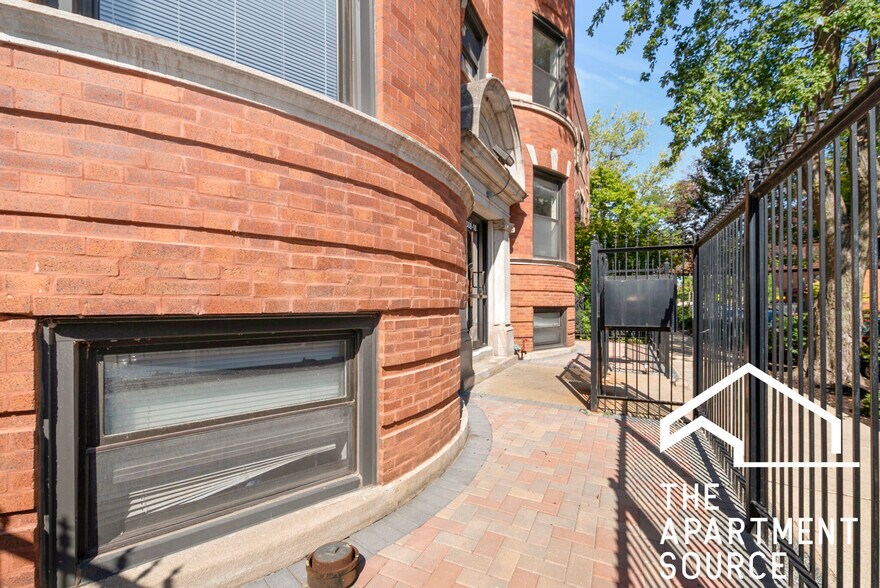 Building Photo - 4010 S Calumet Ave