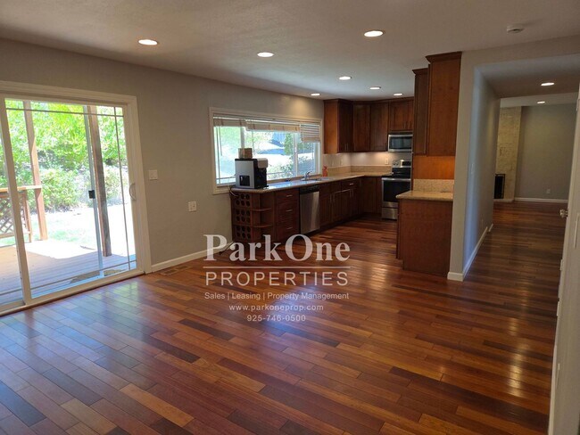 Building Photo - 1500 Fieldcrest Dr