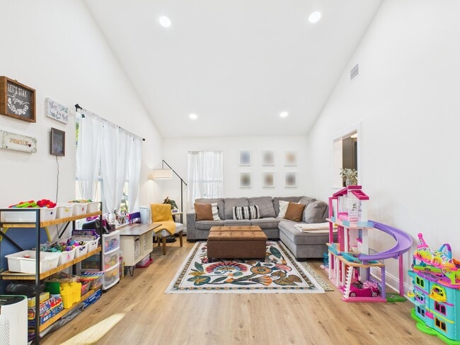 Building Photo - 38 Cape Dr NW