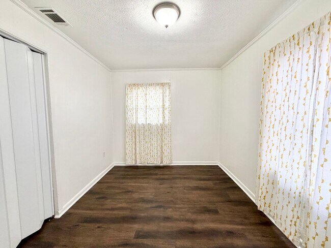 Building Photo - Home near downtown Savannah, Ga!! large fenced in backyard!!