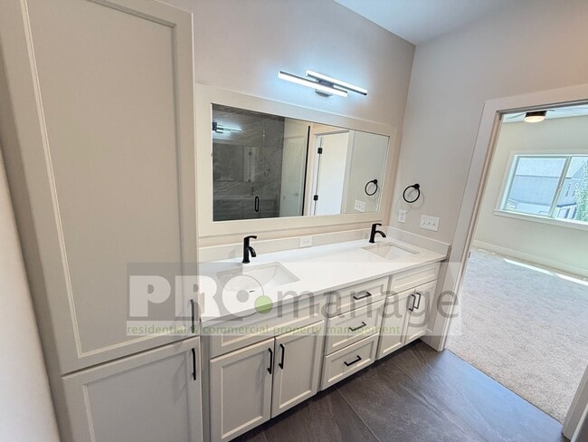 Building Photo - Beautiful 3 Bed / 2.5 Bath Townhome in Car...