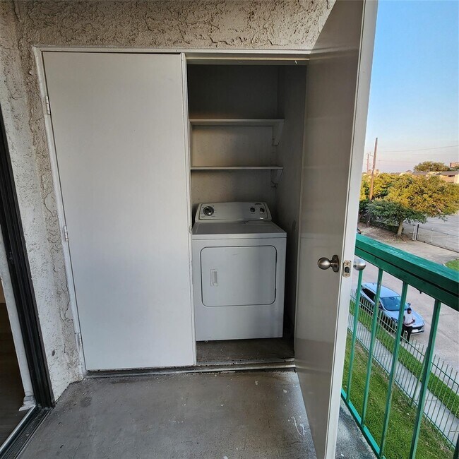 Building Photo - 2814 S Bartell Dr