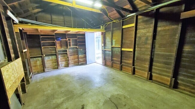 Building Photo - 1032 Maplewood Dr NE