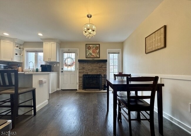 Building Photo - 2109 Jamestown Common