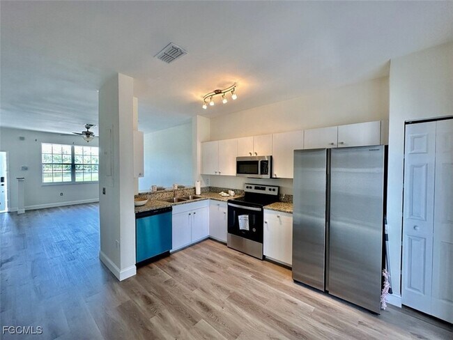 Building Photo - 3627 Pine Oak Cir