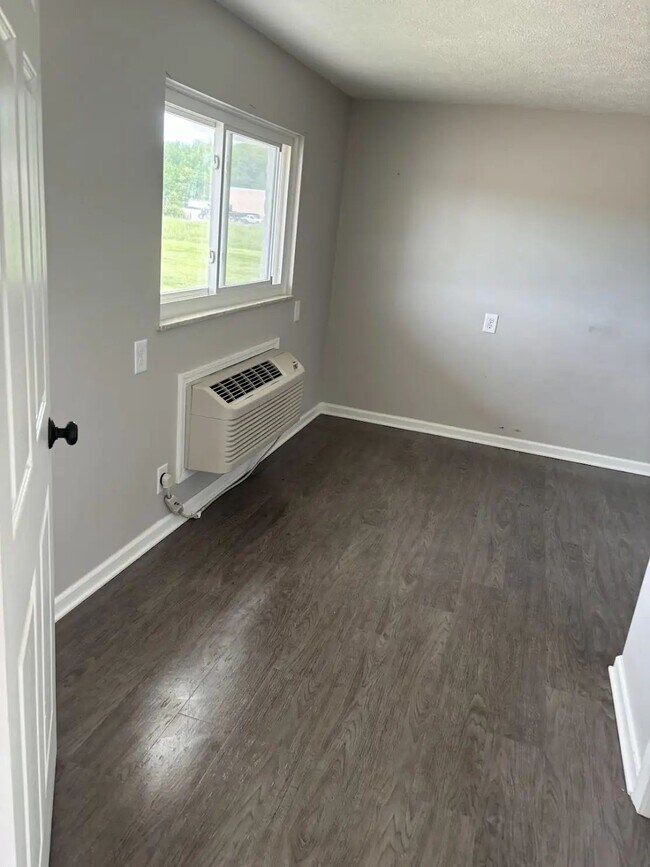 Building Photo - Charming Updated Unit Near Fostoria, Findlay & Carey