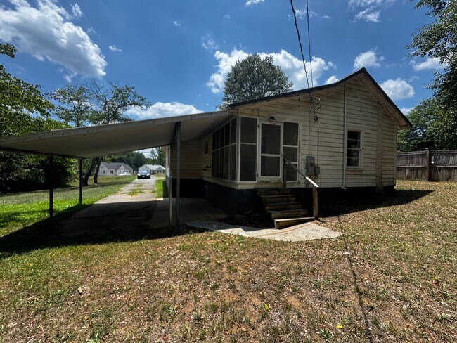 Building Photo - 3/1 close to uptown Shelby, NC