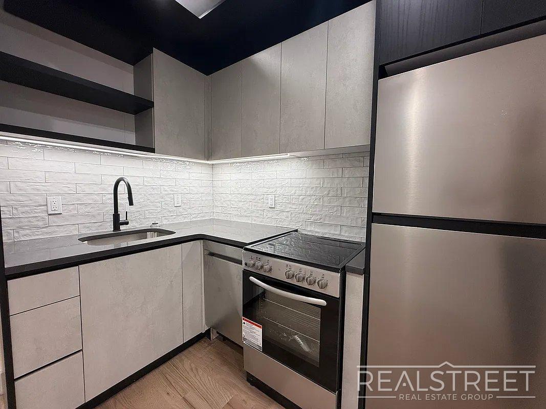 Building Photo - Beautifully Renovated 2-Bedroom Apartment in Flatbush
