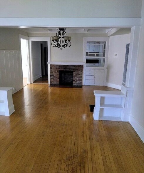 Building Photo - 819 N Dos Robles Pl
