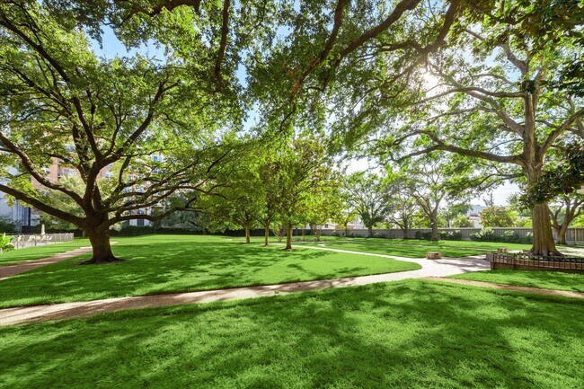 Building Photo - 2701 Westheimer Rd