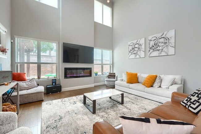 Building Photo - 2446 Bainbridge Dr