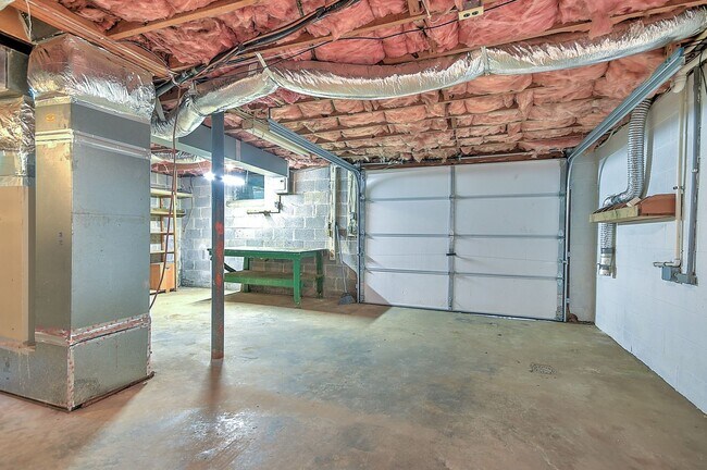 Building Photo - 945 Bishop Loop
