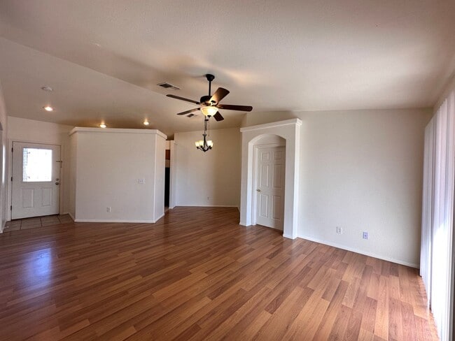 Building Photo - Great 3 Bedroom, 2 Bath Home Centrally located in Kingman!