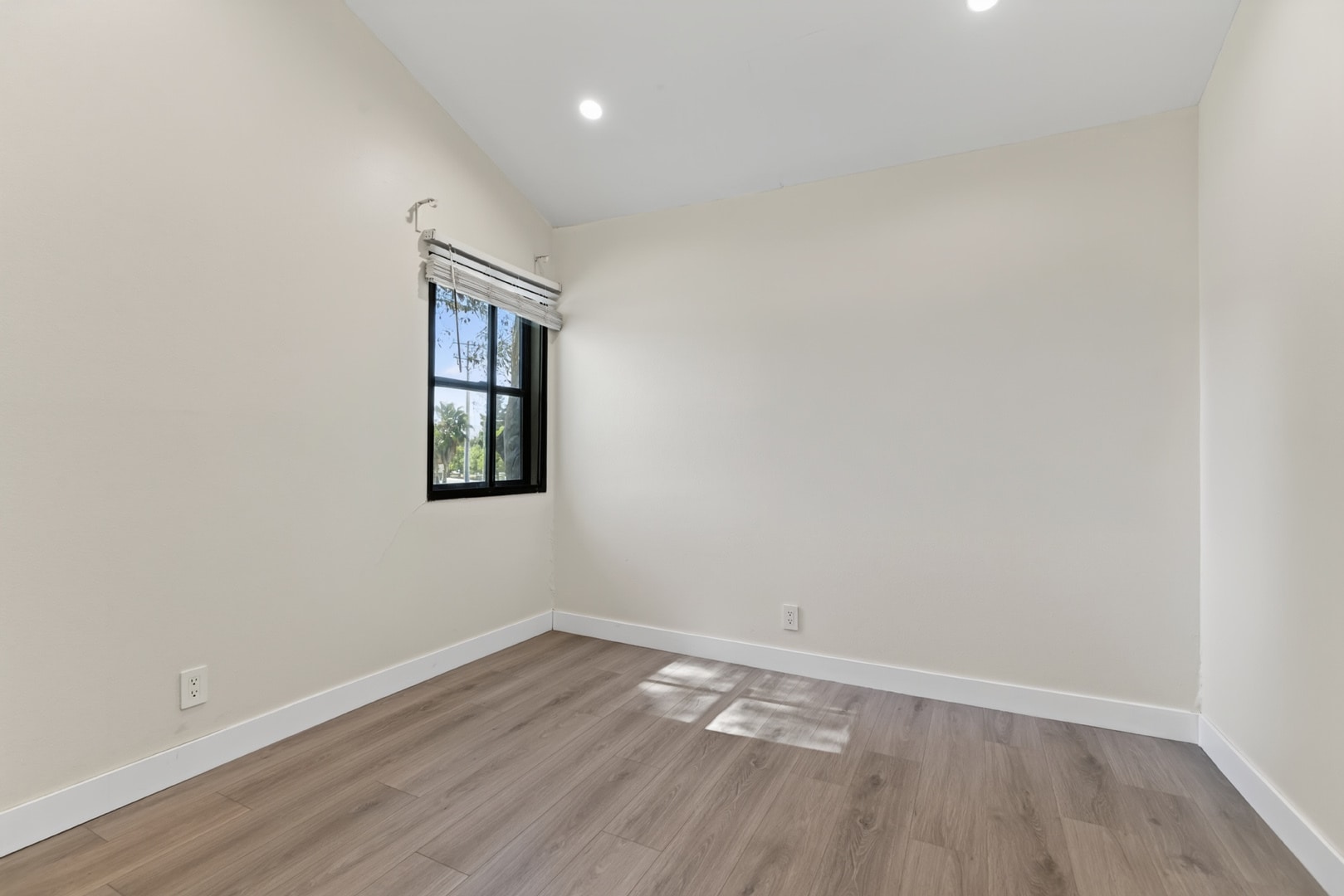 Building Photo - 10475 Newhome Ave