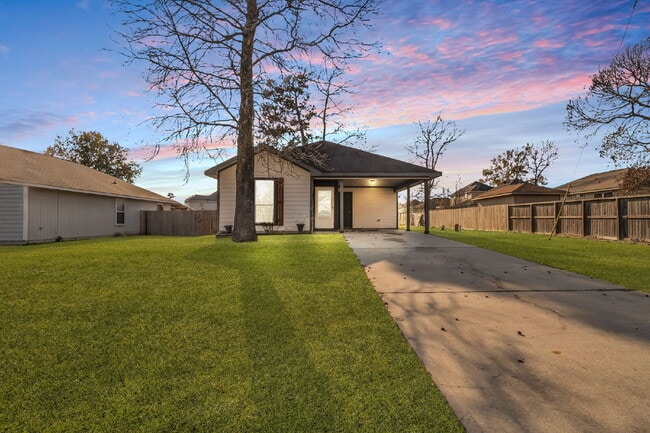 Building Photo - Charming single story 3-bedroom, 2-bath home nestled in a quiet, well-established neighborhood in...