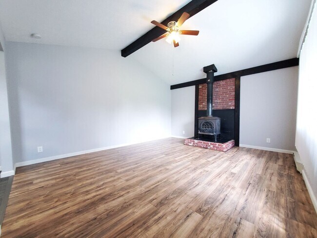 Building Photo - 3 Bed - 1 Bath Cape Cod for Rent in Euclid