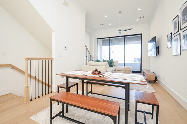 Building Photo - 6125 Cottage Grove Lake Dr