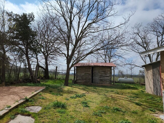 Building Photo - Amazing home on large property