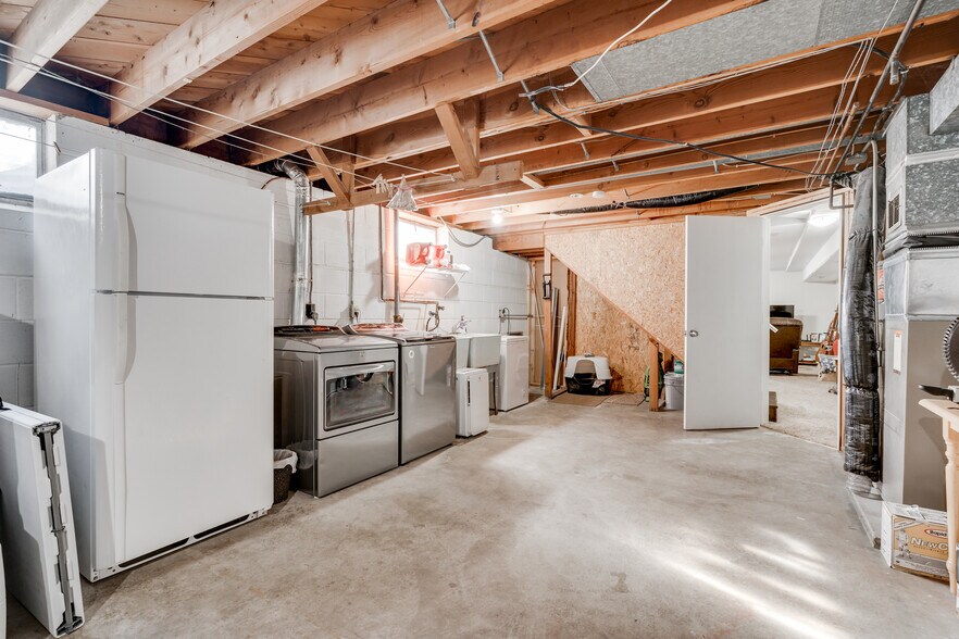 Laundry / Storage Room - 5314 Hiawatha Ln