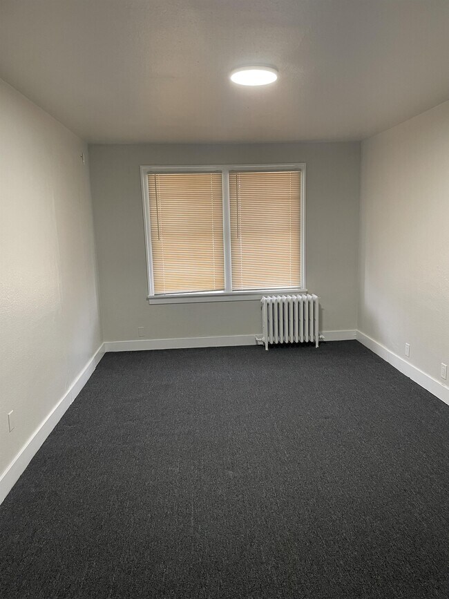 Building Photo - 423 2nd St NE