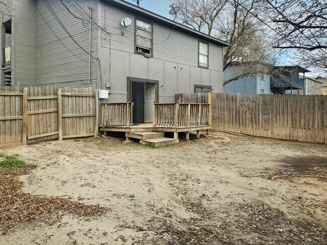 Building Photo - 306 Manuel Dr