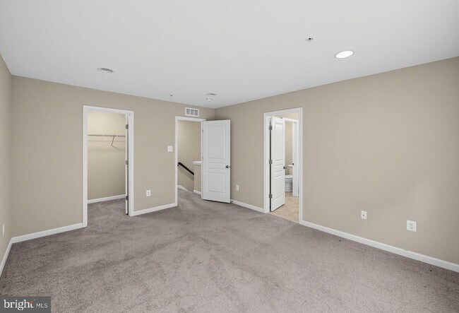 Building Photo - 7524 Holly Ridge Dr
