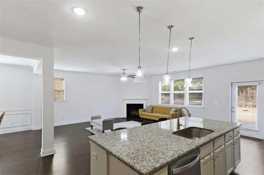 Building Photo - 1415 Dahlia Dr