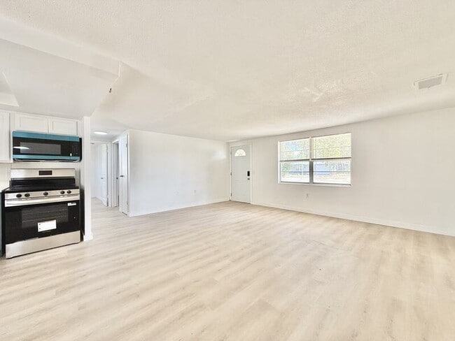 Building Photo - 12909 Kings Manor Ave