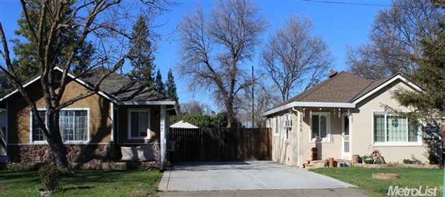 Building Photo - Charming 2 Bed, 2 Bath Home with Private D...