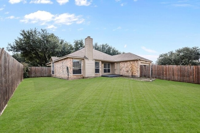Building Photo - 7700 Glenoaks Dr