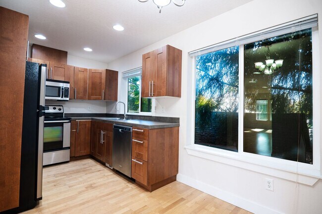 Building Photo - STILL AVAILABLE! Special: Only $500 Securi...