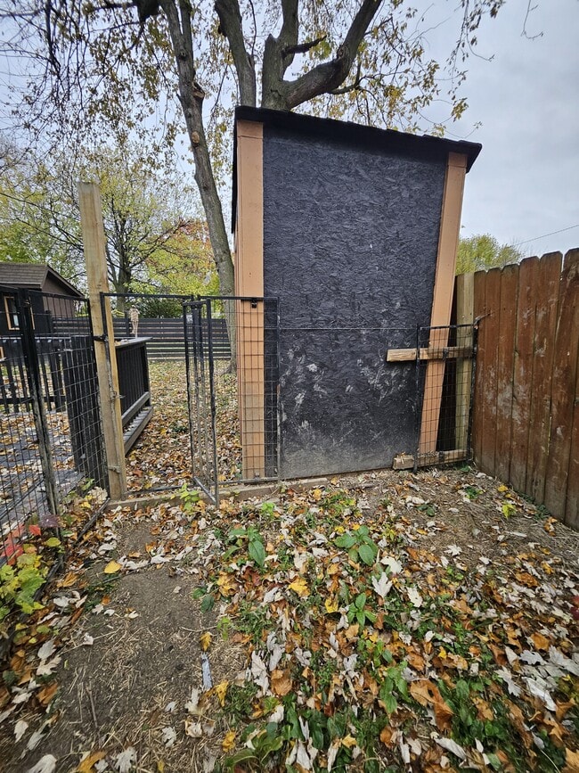 Building Photo - 4009 Oliver Ave