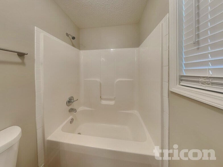 Building Photo - 2700 Cider Dr