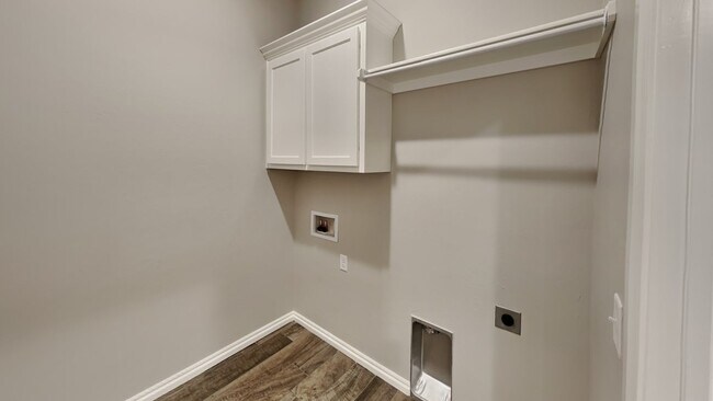 Building Photo - Luxury 4 Bedroom 3 Bathroom Home in Lone O...