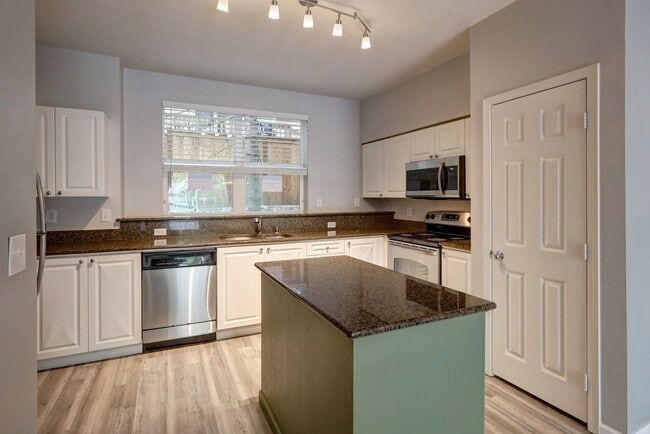 Building Photo - Newer 2 bedroom Townhome in Lynnwood