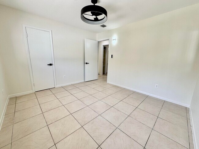 Building Photo - 10 Forest Hills Ln