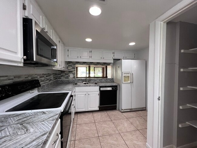 Building Photo - Stylish 2 Bed, 2 Bath Condo with Modern Am...