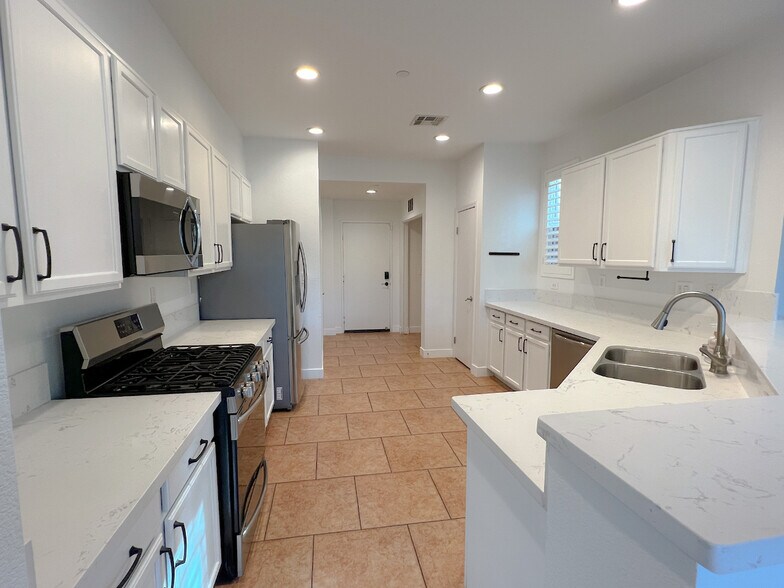 Building Photo - 16710 Nicklaus Dr