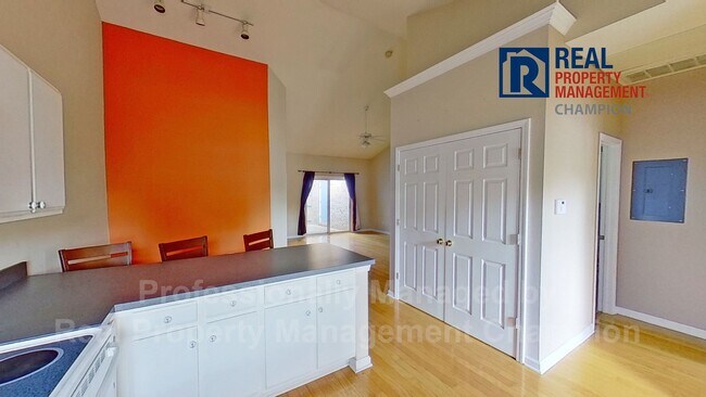 Building Photo - Charming Townhome with Split Floorplan