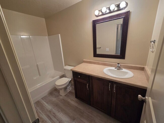 Building Photo - Large 4 Br - like new under $2k!