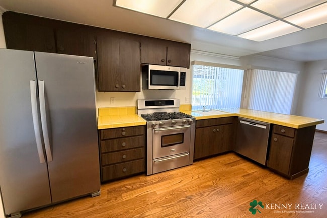 Building Photo - Large Updated 5 Bedroom Home in San Mateo ...