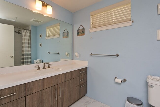 Building Photo - Available October 15th, One Bedroom One Ba...