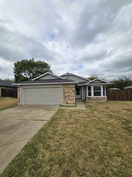 Building Photo - 3213 Honeysuckle Dr