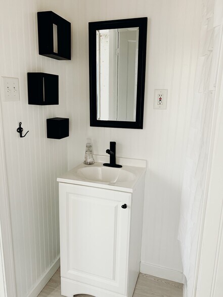 bathroom sink - 22101 Nowlin St