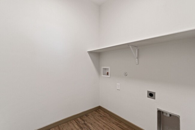 Building Photo - $400 off your first months rent*** Newer 4 bedroom Townhome Available now!