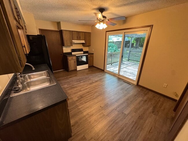 Building Photo - 3 bedroom 2 bath Springfield Home located ...